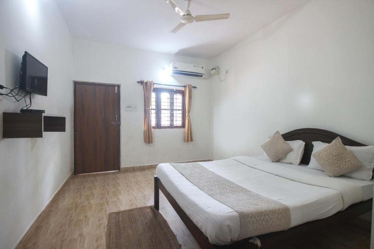 Calangute Bay Hotel Bagian luar foto